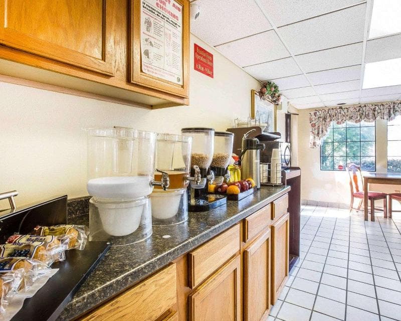 Econo Lodge 3