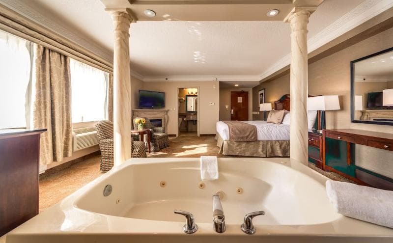 Monte Carlo Inn & Suites Downtown Markham 5
