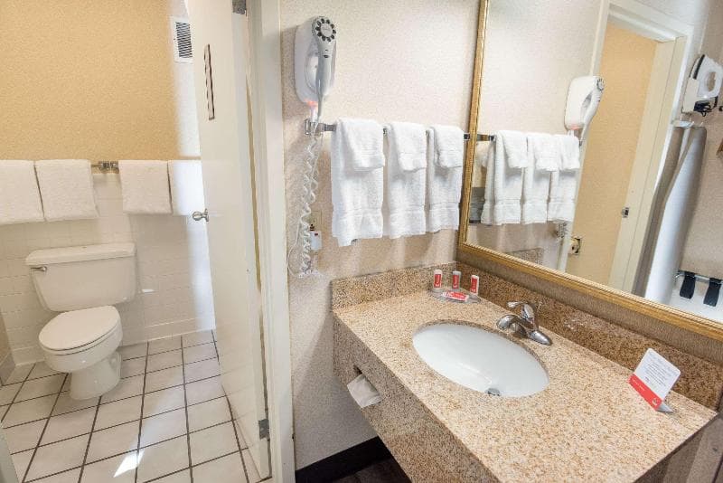 Econo Lodge 4