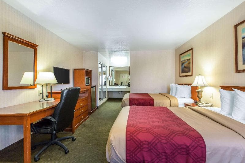 Econo Lodge Inn & Suites 2