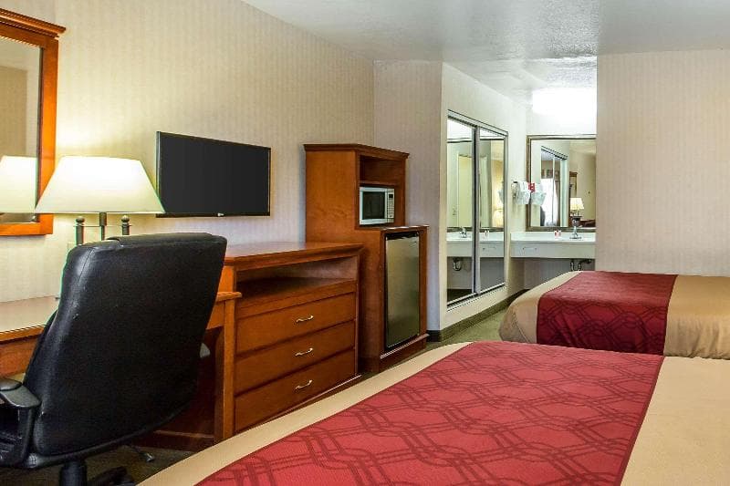 Econo Lodge Inn & Suites 3