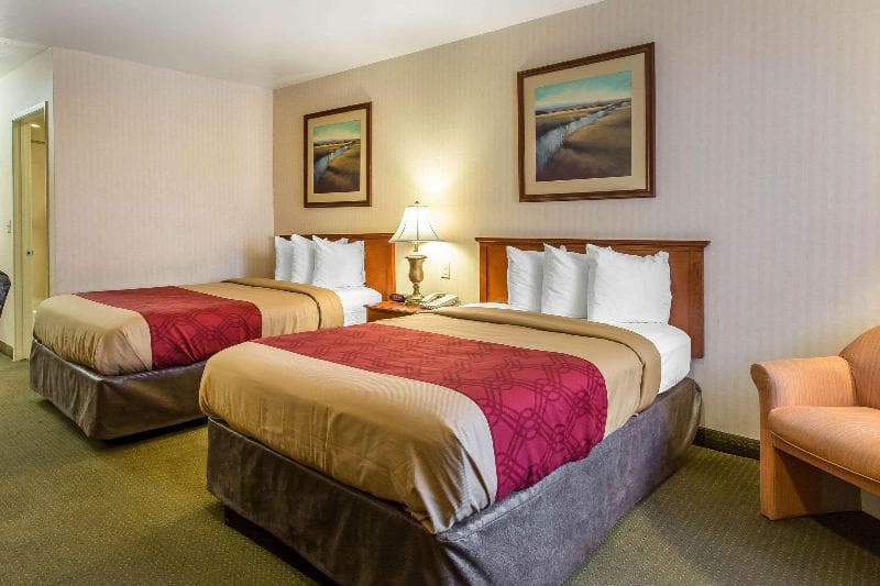 Econo Lodge Inn & Suites 4