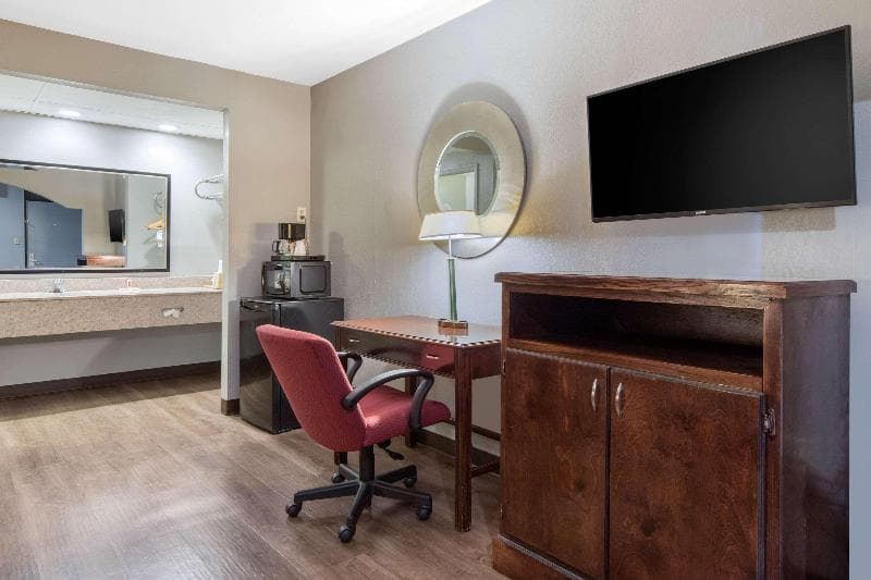 Econo Lodge 3