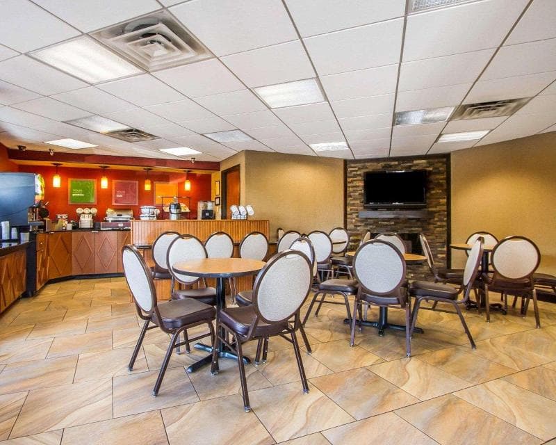 Rodeway Inn & Suites photo 1