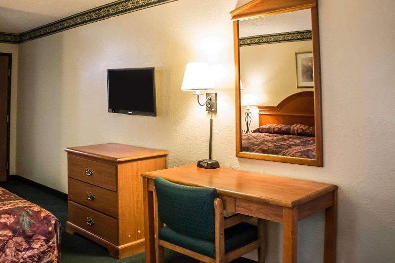 Econo Lodge 2