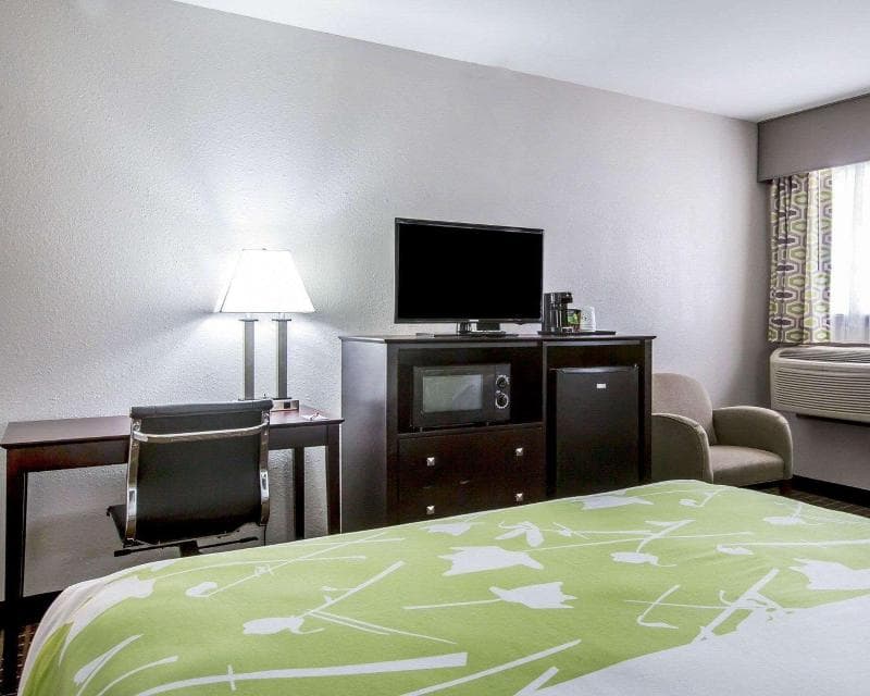 Econo Lodge 4
