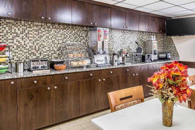 Econo Lodge Midtown 4