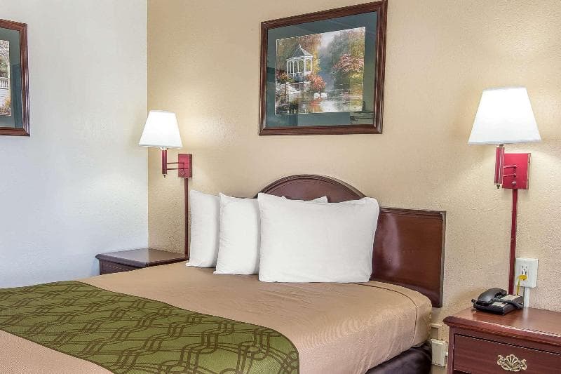Econo Lodge Midtown 5