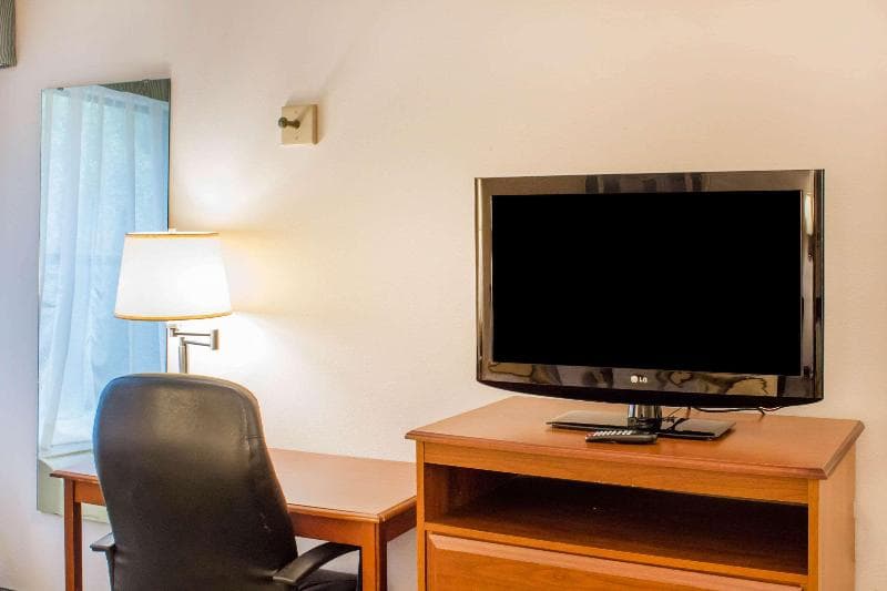 Econo Lodge Raleigh Near Walnut Creek Amphitheatre 3