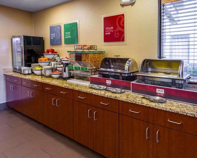 Comfort Inn & Suites 3