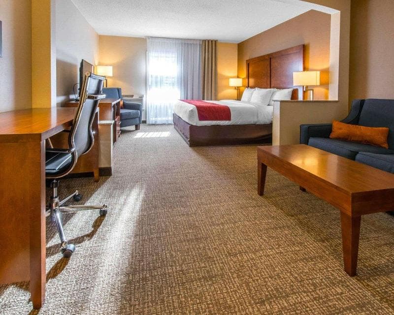 Comfort Inn & Suites 4