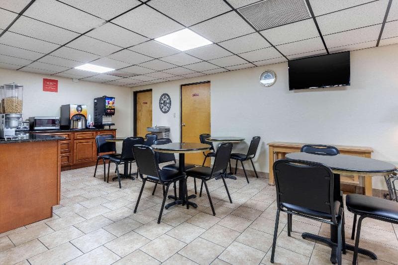 Econo Lodge 5