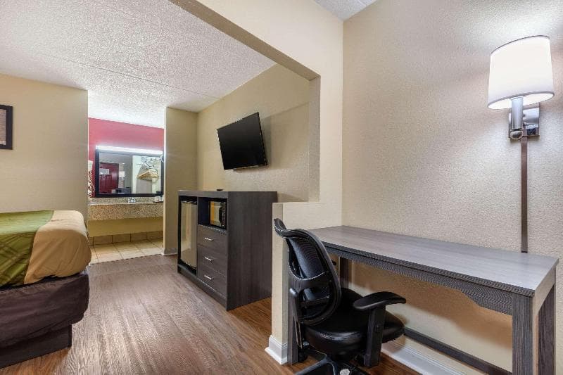 Econo Lodge 3