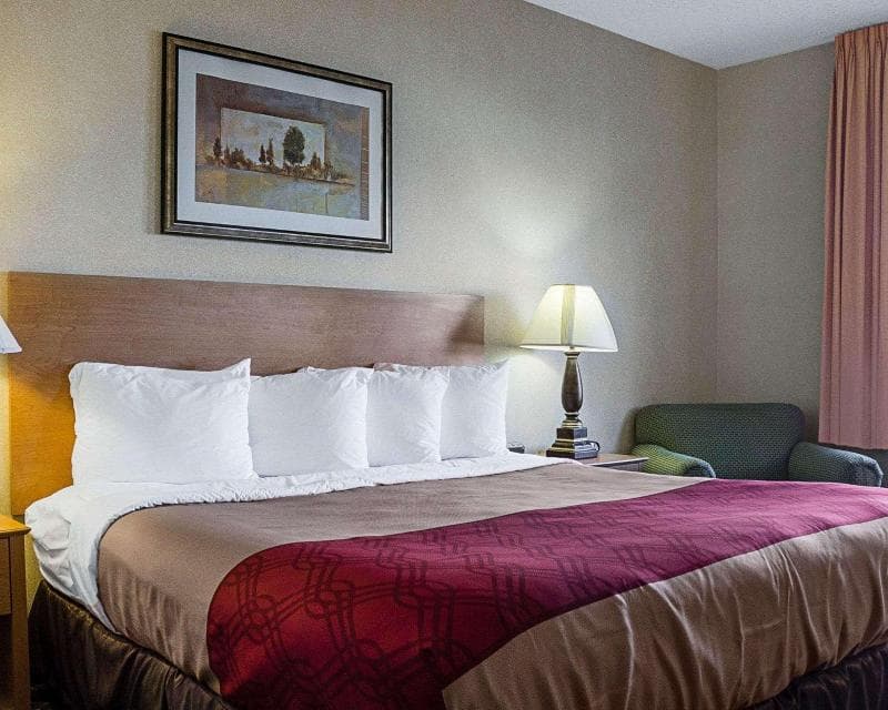 Econo Lodge West 3