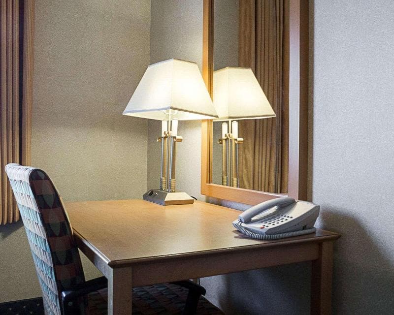 Econo Lodge West 4