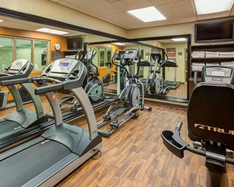Comfort Suites Airport 2