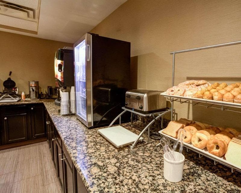 Comfort Suites Airport 3