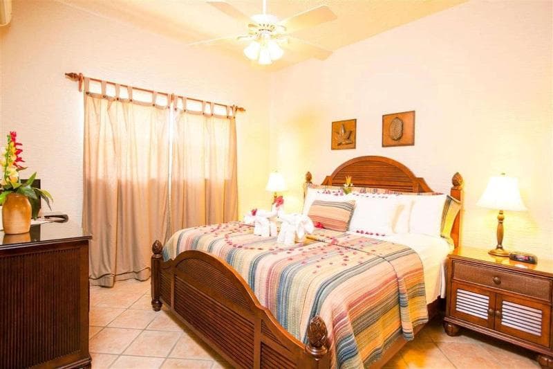 Clarion Suites Roatan at Pineapple Villas 3