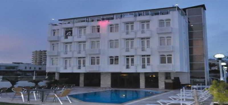 Lucky Monkey Hotel 3