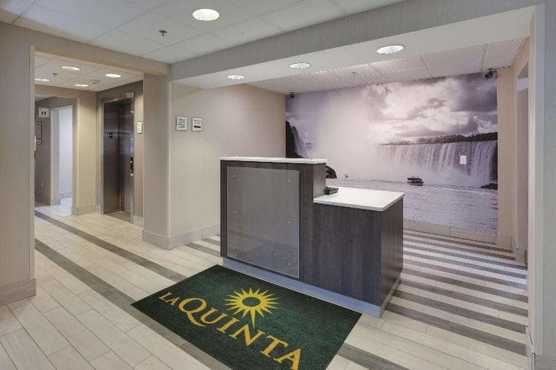 La Quinta Inn & Suites by Wyndham Batavia 5