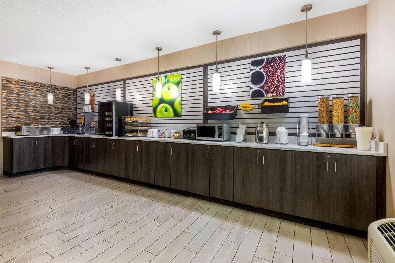 La Quinta Inn & Suites by Wyndham Batavia 2