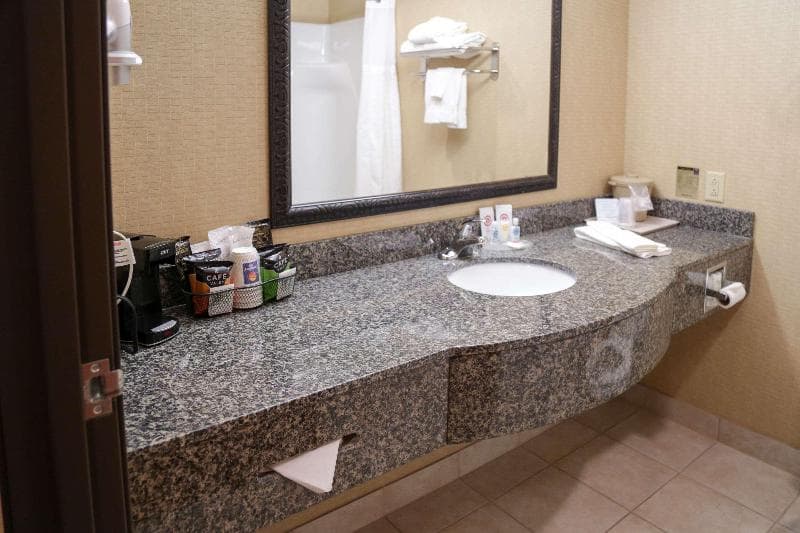 Comfort Inn & Suites 4