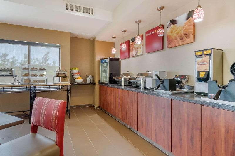 Comfort Suites Speedway - Kansas City 3