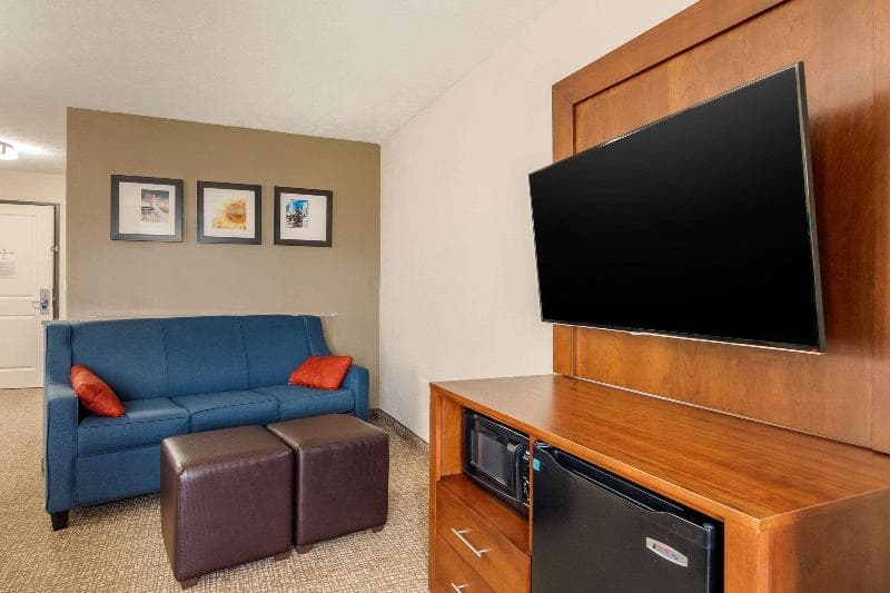 Comfort Suites Speedway - Kansas City 5