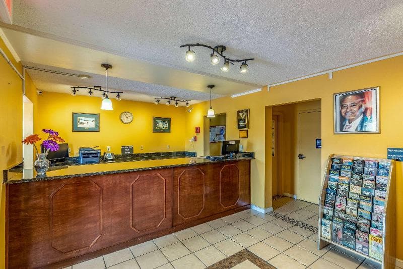 Econo Lodge Cumberland 4