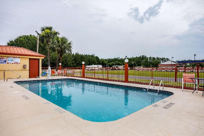 Econo Lodge Cumberland 5