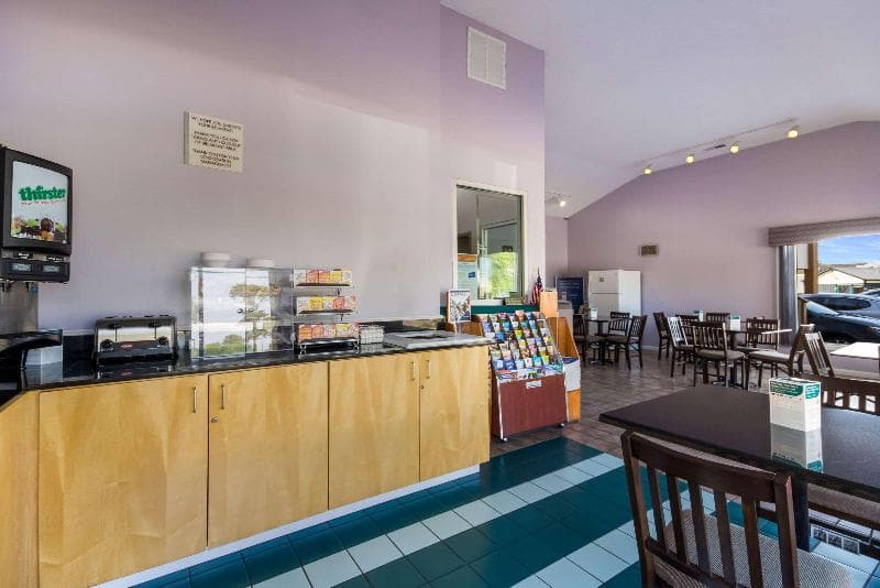 Econo Lodge Little Creek 4