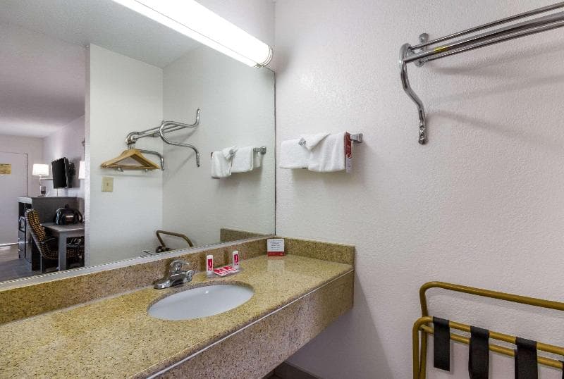 Econo Lodge Little Creek 5