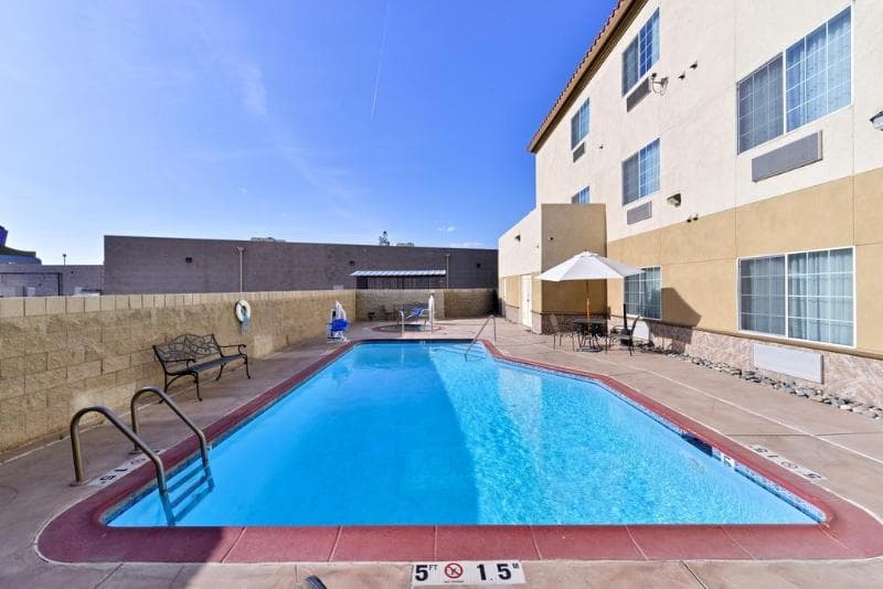 Comfort Suites Bakersfield 4