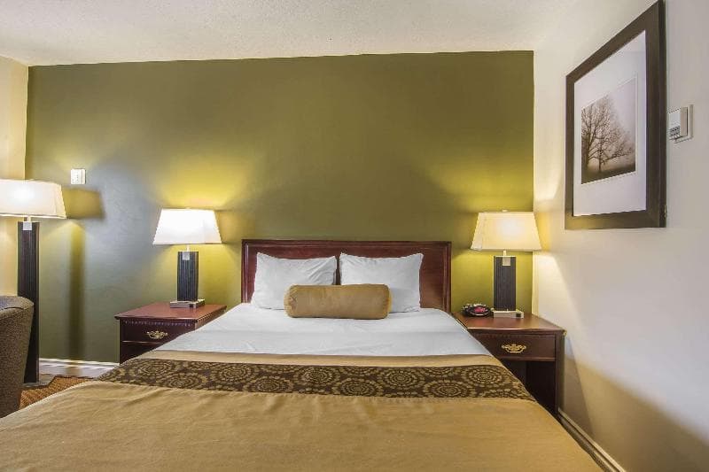Econo Lodge Inn & Suites 2