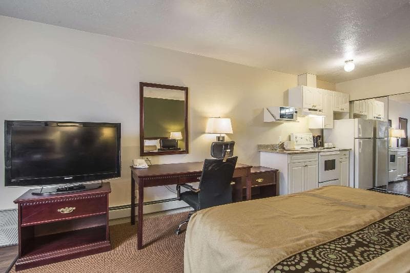 Econo Lodge Inn & Suites 3