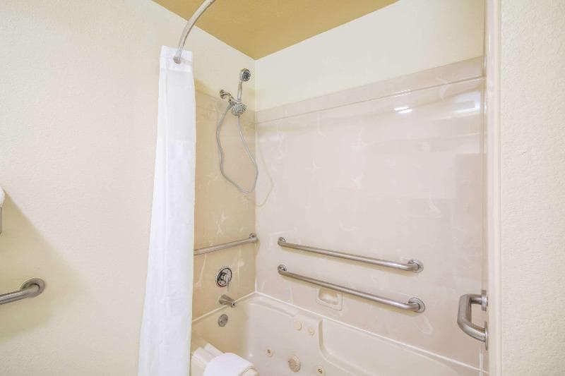 Quality Inn Bastrop 4