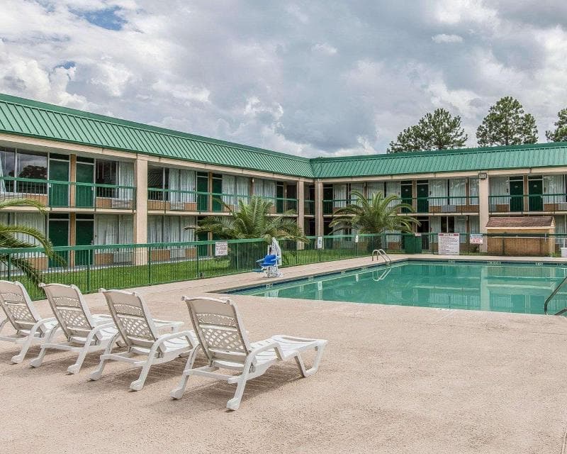 Econo Lodge- Douglas 4