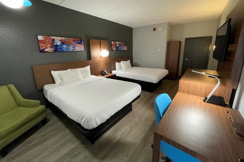 La Quinta Inn & Suites by Wyndham Fayetteville I-95 5