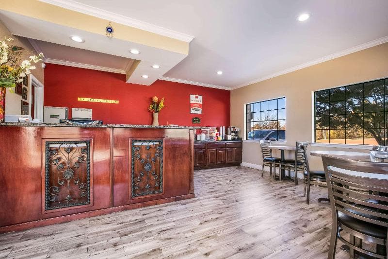 Econo Lodge Inn And Suites Memphis Area 3