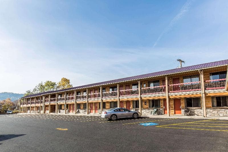 Econo Lodge Inn And Suites Flathead Valley 2