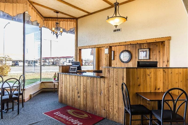 Econo Lodge Inn And Suites Flathead Valley photo 1