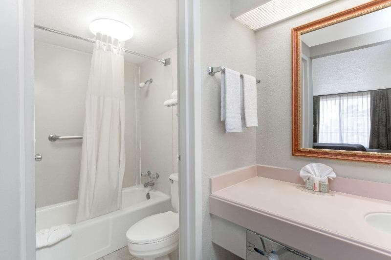 Super 8 by Wyndham Longview/North 3