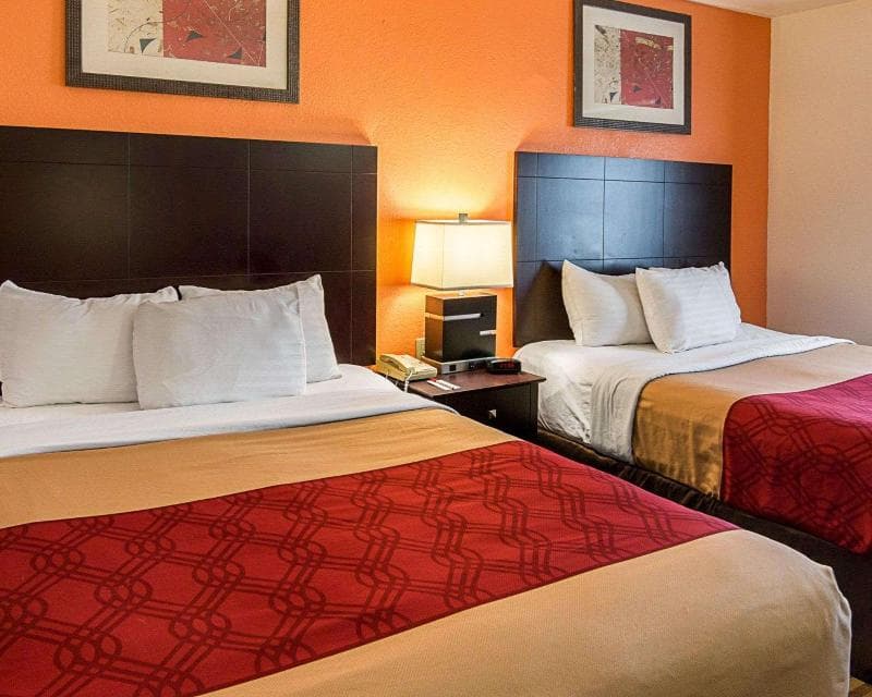 Econo Lodge Inn & Suites 2