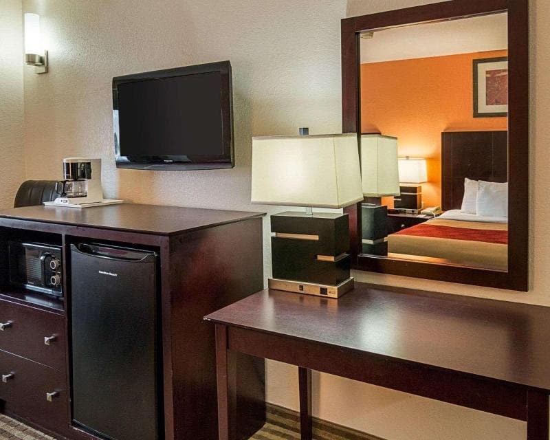 Econo Lodge Inn & Suites 4