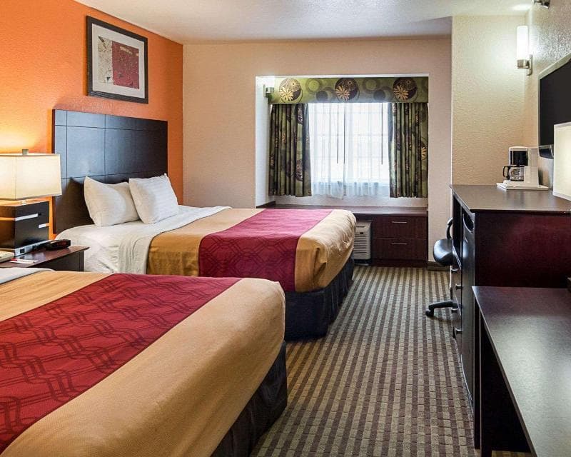 Econo Lodge Inn & Suites 5