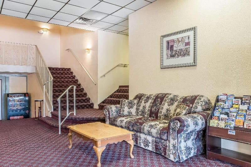 Econo Lodge Airport 3