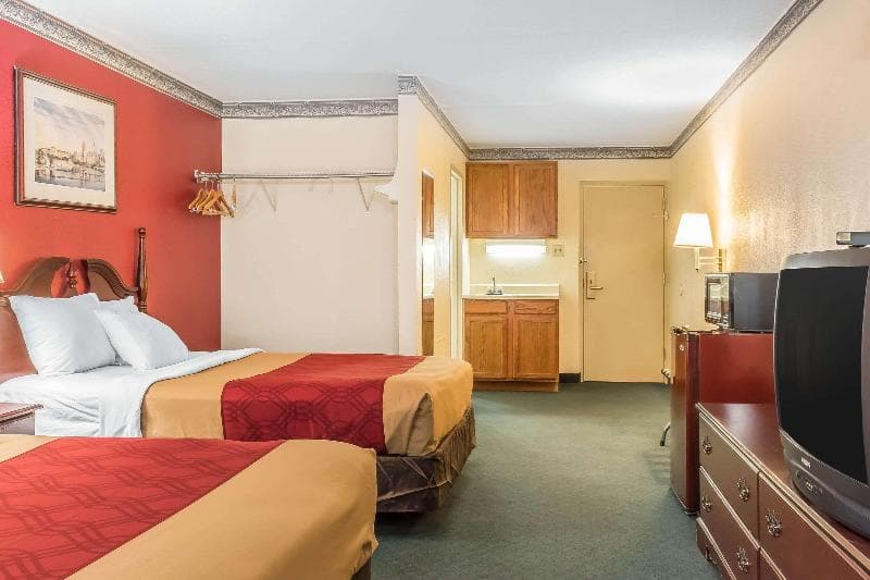 Econo Lodge Airport 2