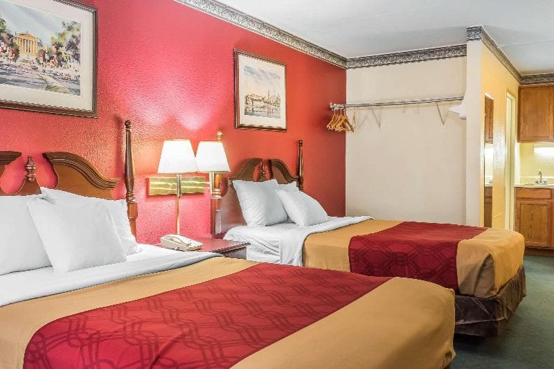 Econo Lodge Airport 5