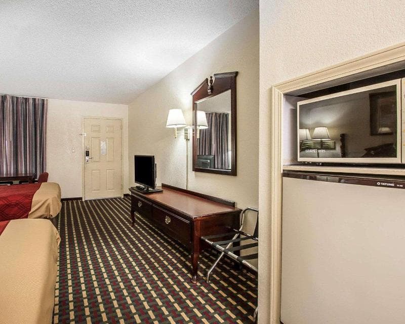 Econo Lodge Inn And Suites Tuscaloosa photo 1