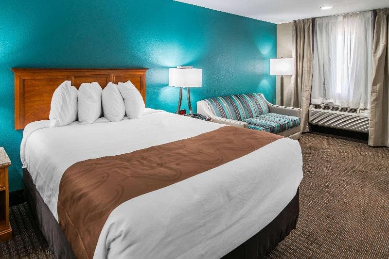 Quality Inn & Suites 4